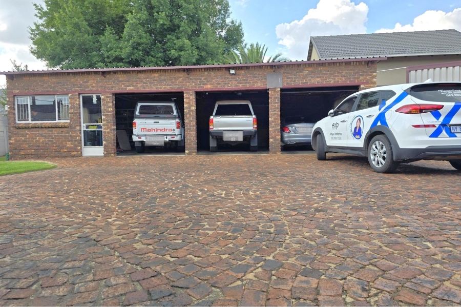 4 Bedroom Property for Sale in Glen Marais Gauteng
