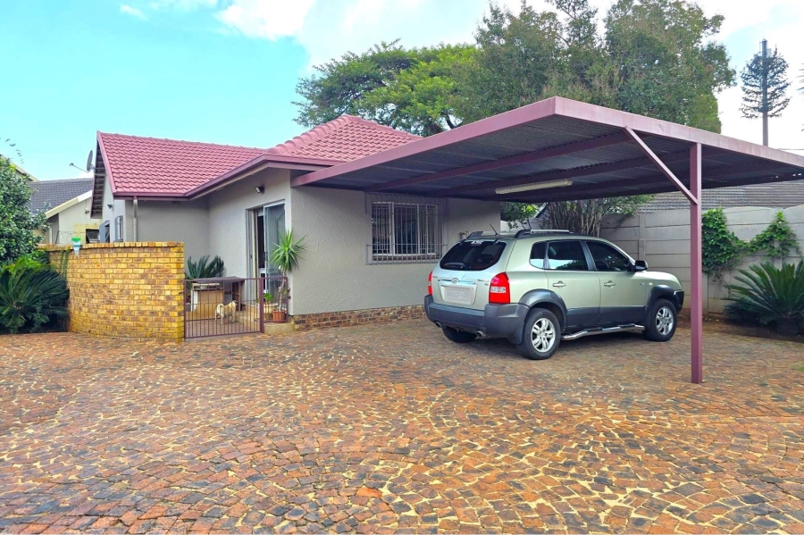 4 Bedroom Property for Sale in Glen Marais Gauteng
