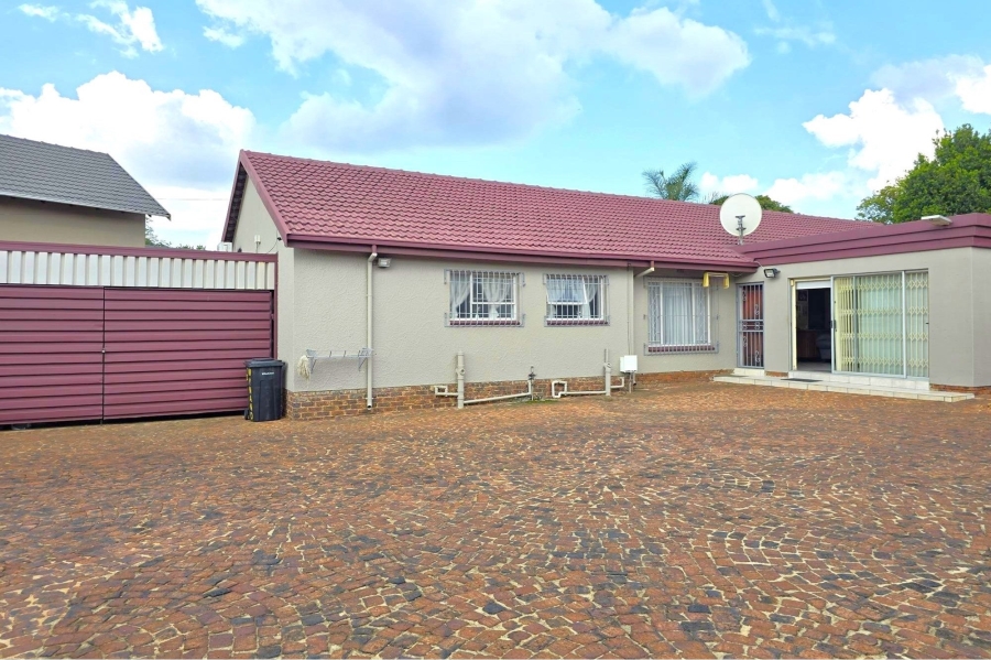 4 Bedroom Property for Sale in Glen Marais Gauteng