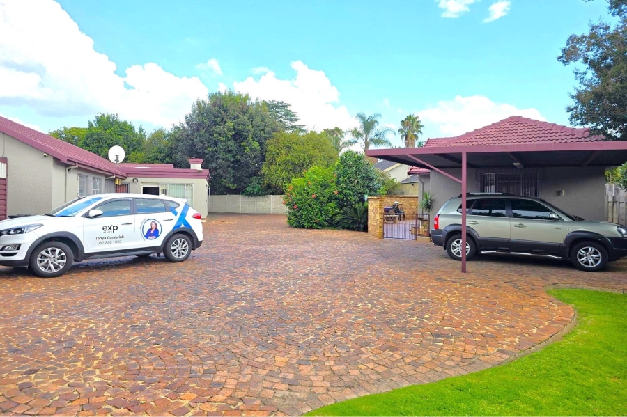 4 Bedroom Property for Sale in Glen Marais Gauteng