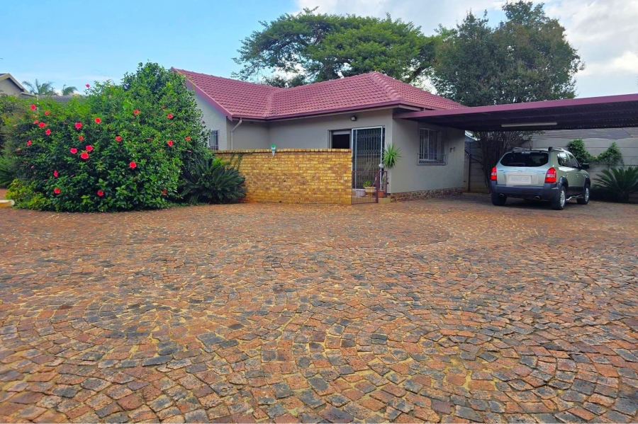 4 Bedroom Property for Sale in Glen Marais Gauteng
