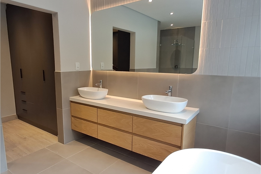 4 Bedroom Property for Sale in Woodhill Estate Gauteng