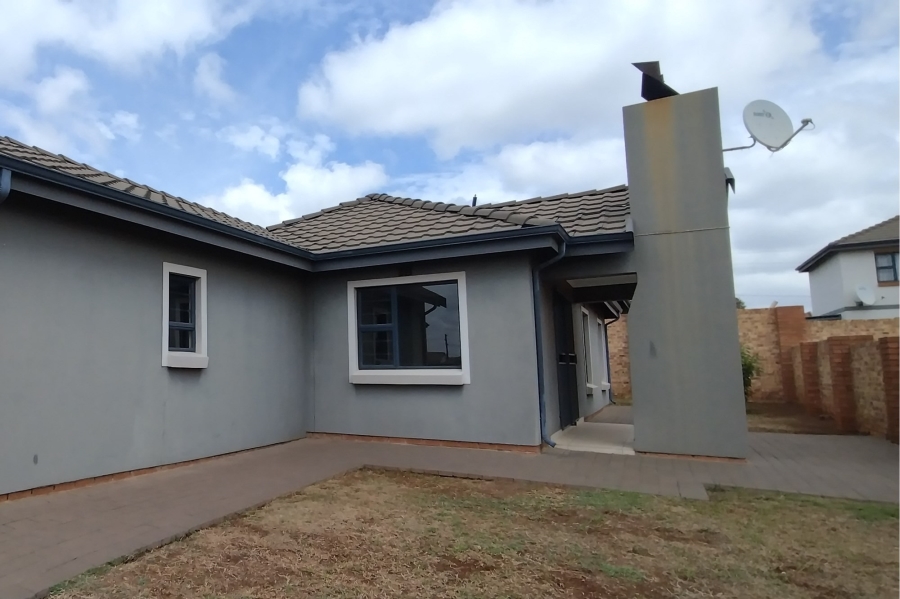 3 Bedroom Property for Sale in Clayville Gauteng
