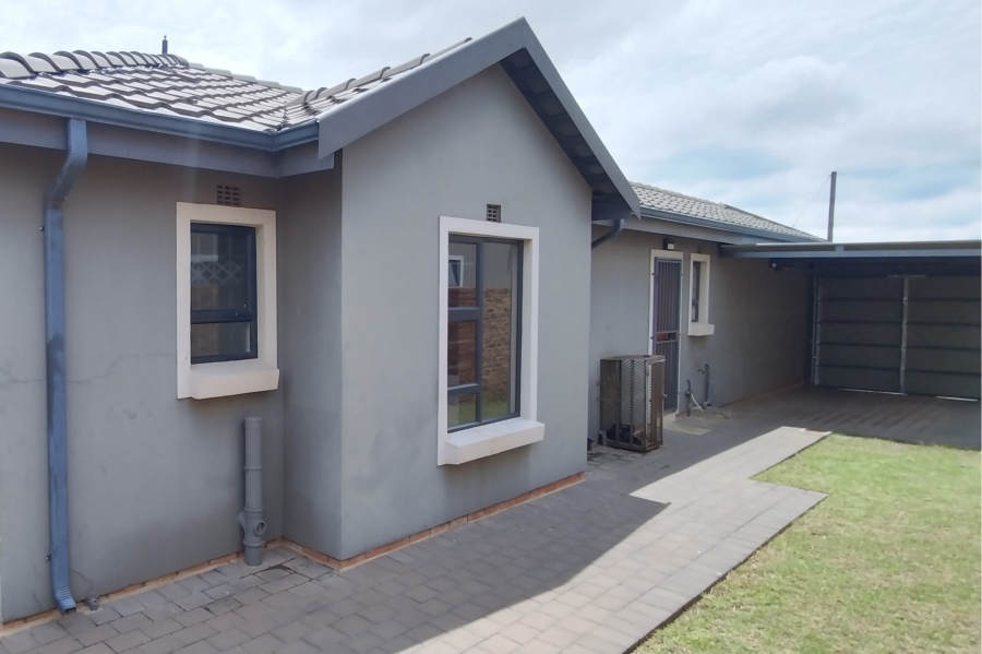 3 Bedroom Property for Sale in Clayville Gauteng