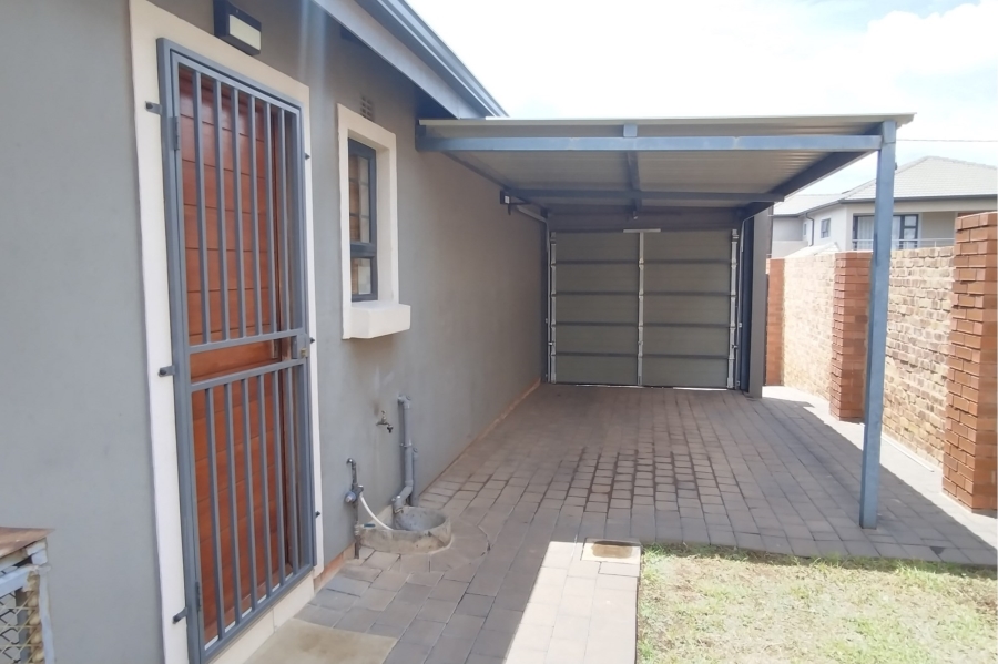 3 Bedroom Property for Sale in Clayville Gauteng