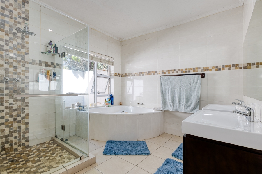 5 Bedroom Property for Sale in Chartwell Gauteng