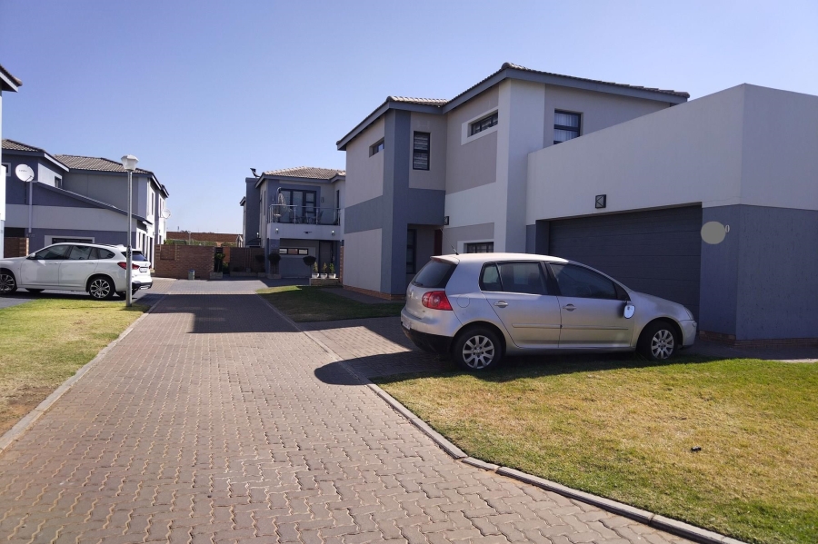 To Let 3 Bedroom Property for Rent in Thatchfield Estate Gauteng