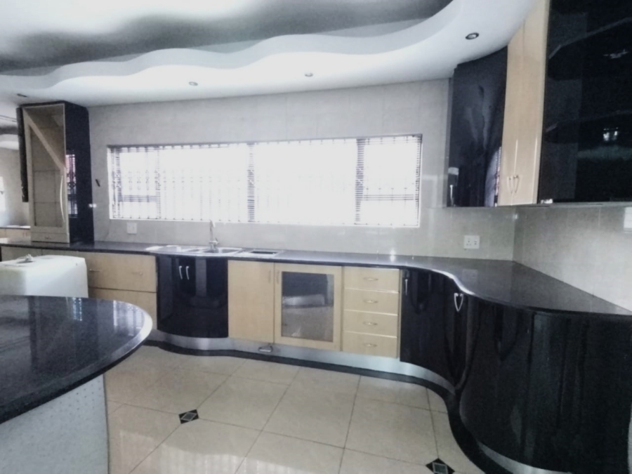 6 Bedroom Property for Sale in Westdene Gauteng