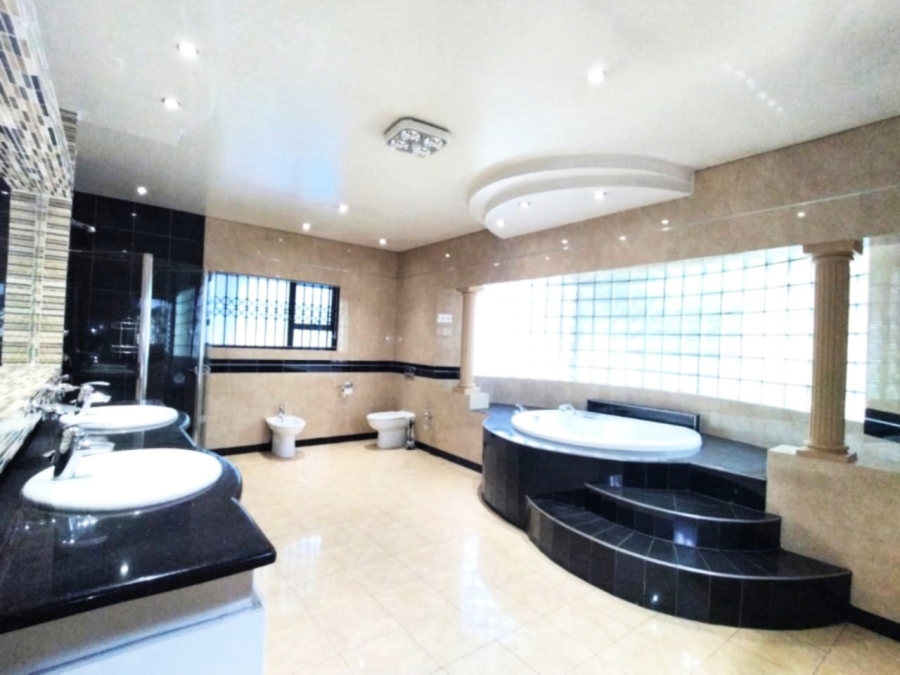 6 Bedroom Property for Sale in Westdene Gauteng