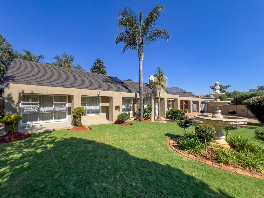 5 Bedroom Property for Sale in Glen Marais Gauteng