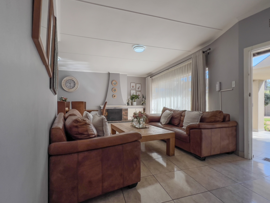 5 Bedroom Property for Sale in Glen Marais Gauteng