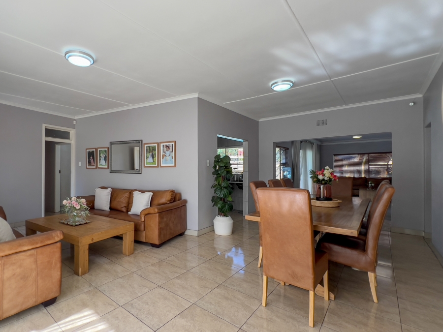 5 Bedroom Property for Sale in Glen Marais Gauteng