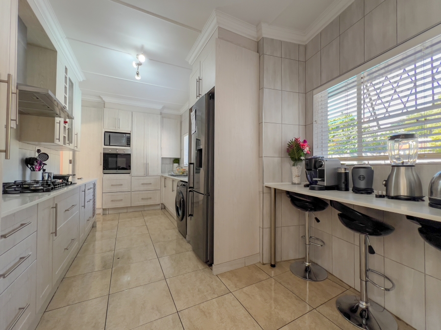 5 Bedroom Property for Sale in Glen Marais Gauteng