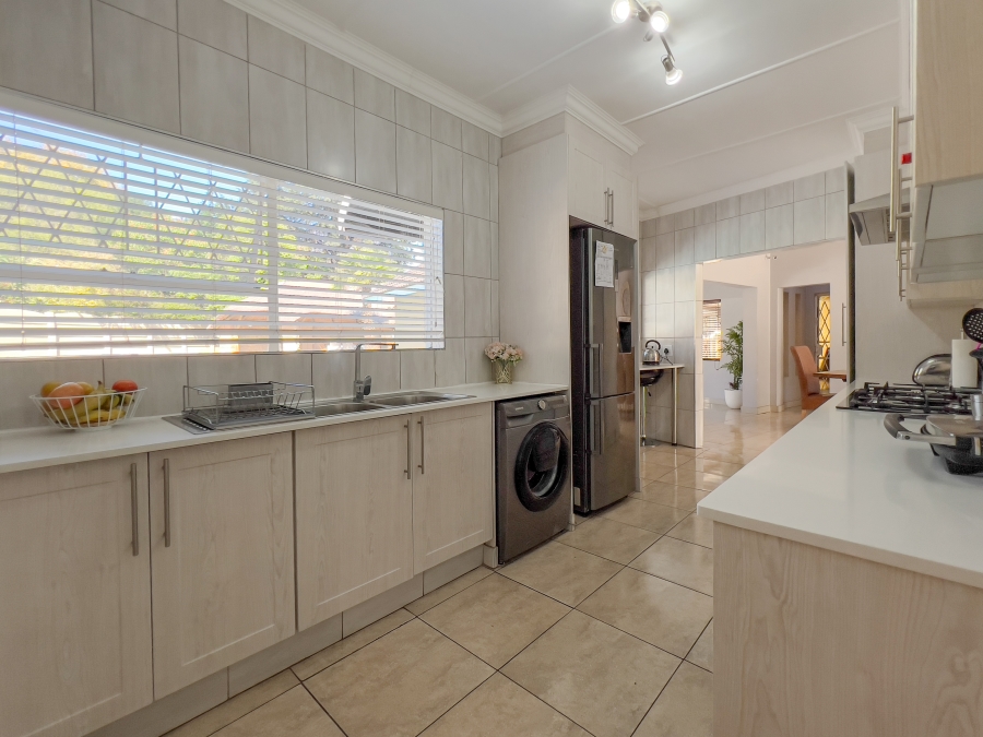 5 Bedroom Property for Sale in Glen Marais Gauteng