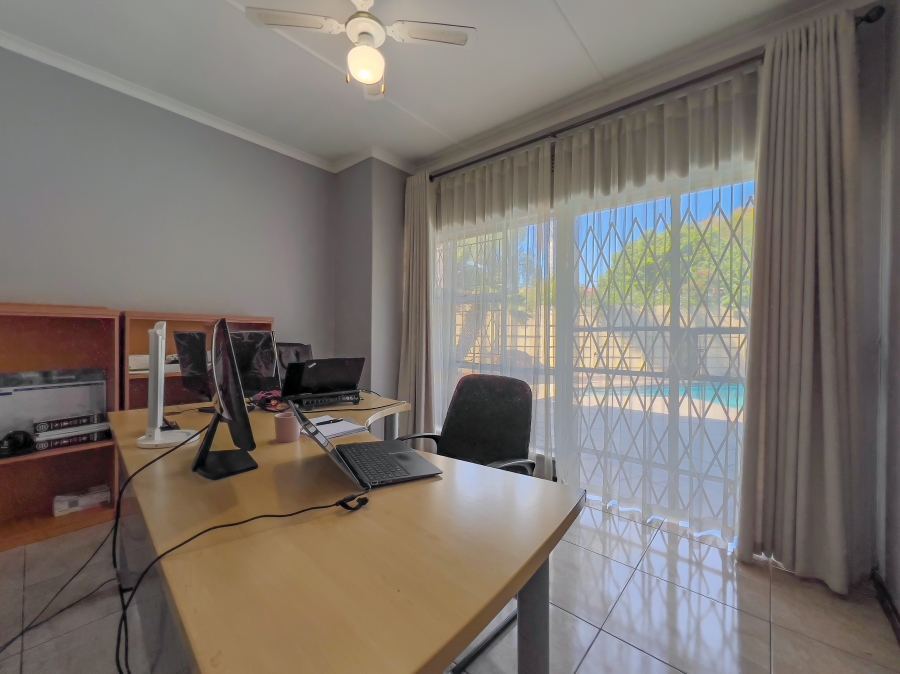 5 Bedroom Property for Sale in Glen Marais Gauteng