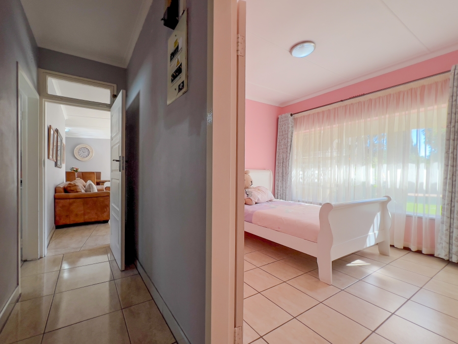 5 Bedroom Property for Sale in Glen Marais Gauteng