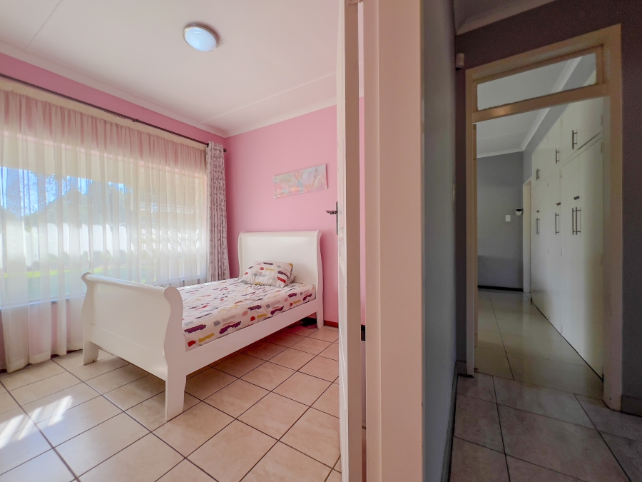 5 Bedroom Property for Sale in Glen Marais Gauteng