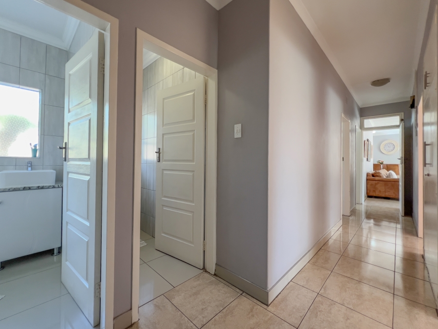 5 Bedroom Property for Sale in Glen Marais Gauteng