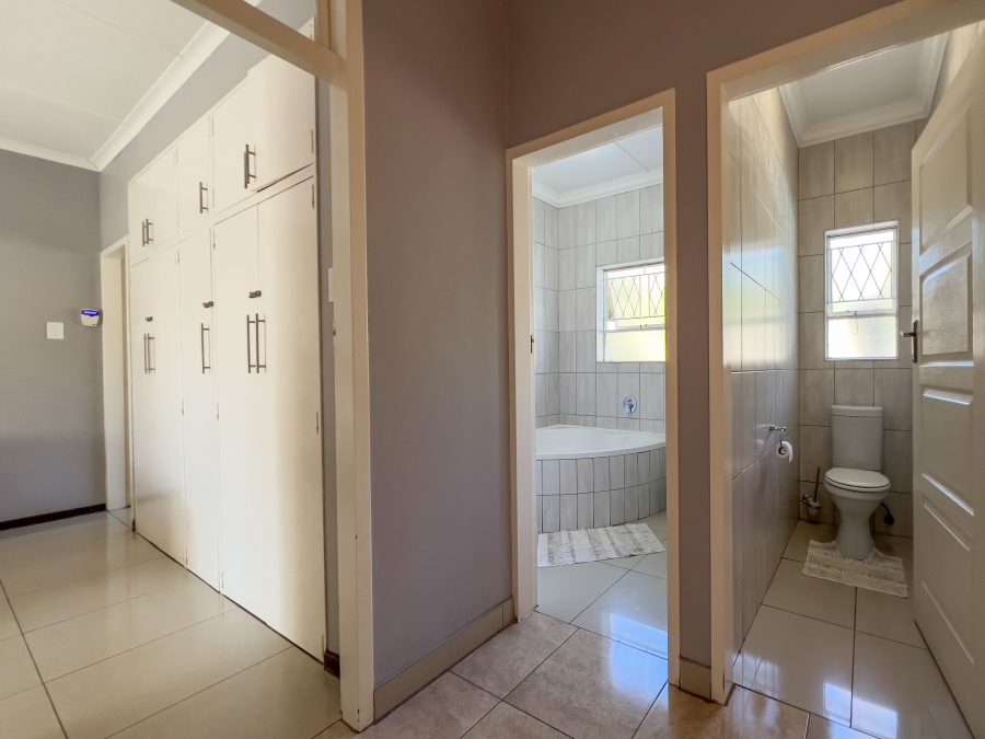 5 Bedroom Property for Sale in Glen Marais Gauteng
