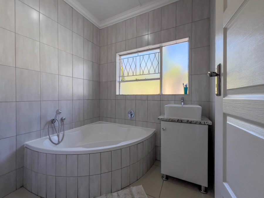 5 Bedroom Property for Sale in Glen Marais Gauteng
