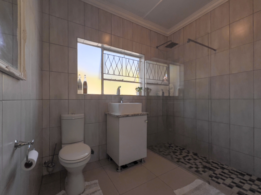 5 Bedroom Property for Sale in Glen Marais Gauteng