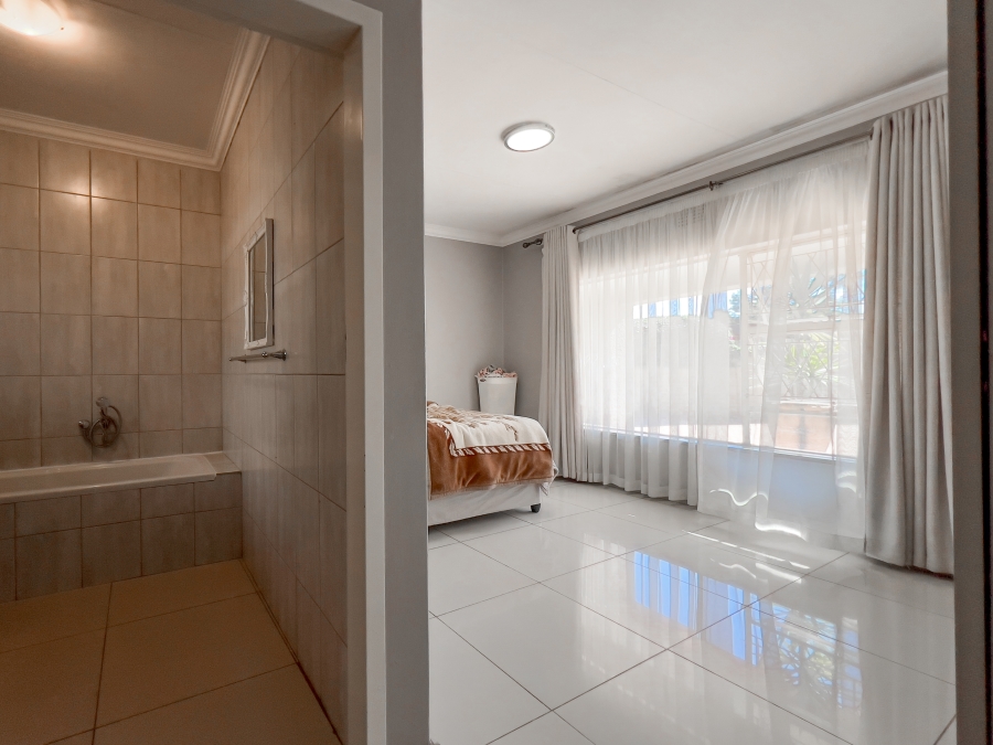 5 Bedroom Property for Sale in Glen Marais Gauteng