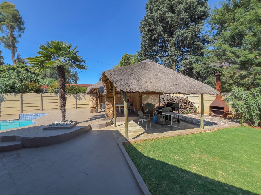 5 Bedroom Property for Sale in Glen Marais Gauteng