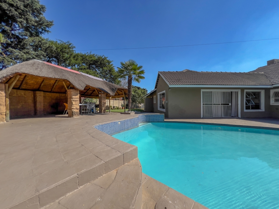 5 Bedroom Property for Sale in Glen Marais Gauteng
