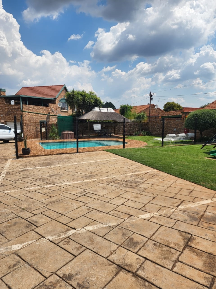 To Let 3 Bedroom Property for Rent in Die Hoewes Gauteng