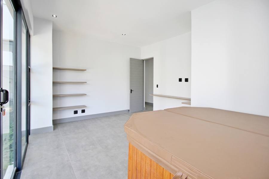 5 Bedroom Property for Sale in Waterfall Country Estate Gauteng