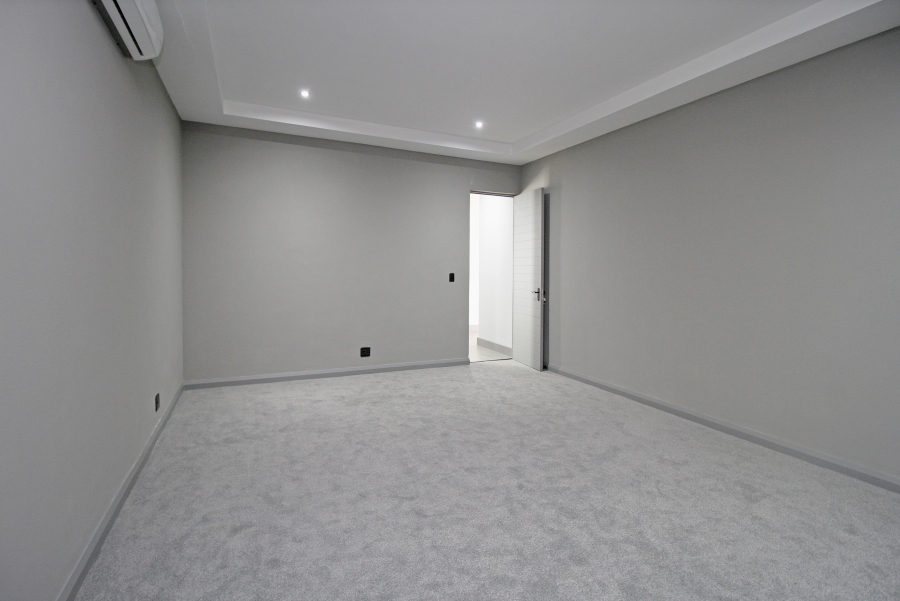 5 Bedroom Property for Sale in Waterfall Country Estate Gauteng
