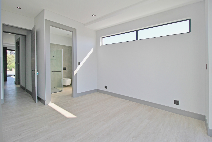 5 Bedroom Property for Sale in Waterfall Country Estate Gauteng