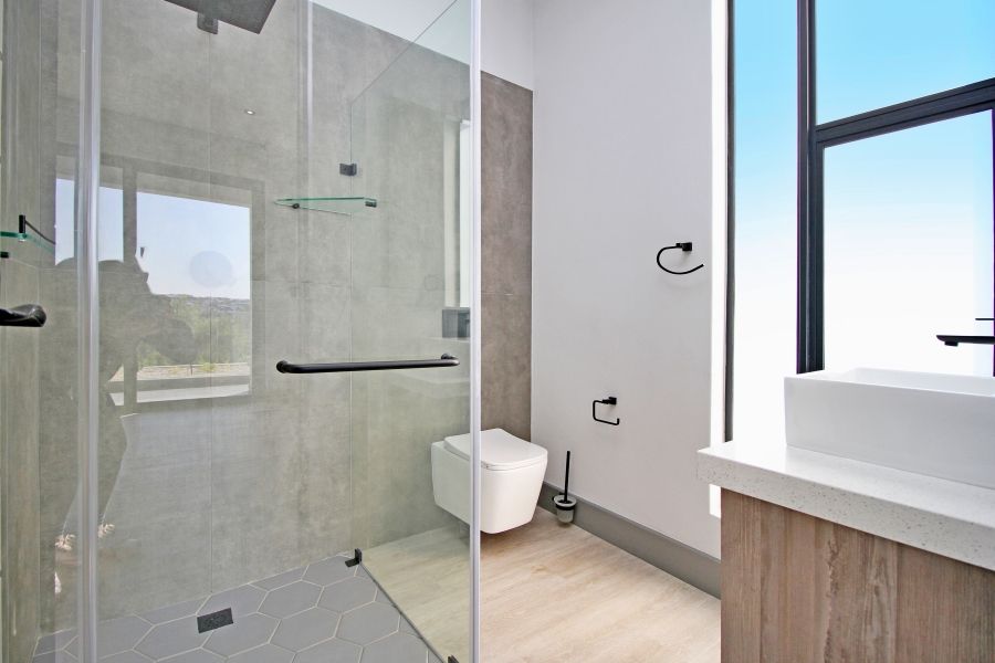 5 Bedroom Property for Sale in Waterfall Country Estate Gauteng