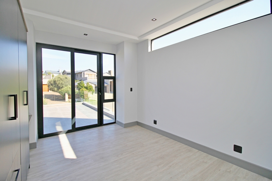 5 Bedroom Property for Sale in Waterfall Country Estate Gauteng