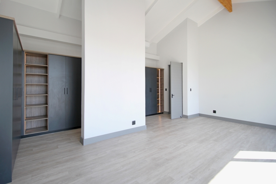 5 Bedroom Property for Sale in Waterfall Country Estate Gauteng