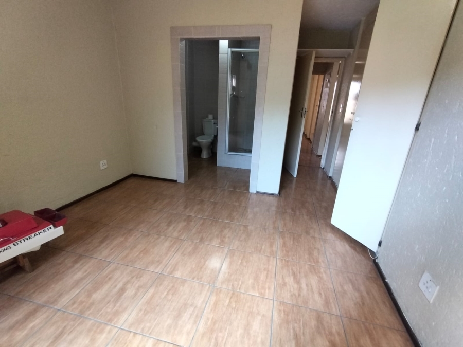 To Let 2 Bedroom Property for Rent in Kenmare Gauteng