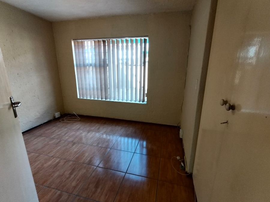 To Let 2 Bedroom Property for Rent in Kenmare Gauteng