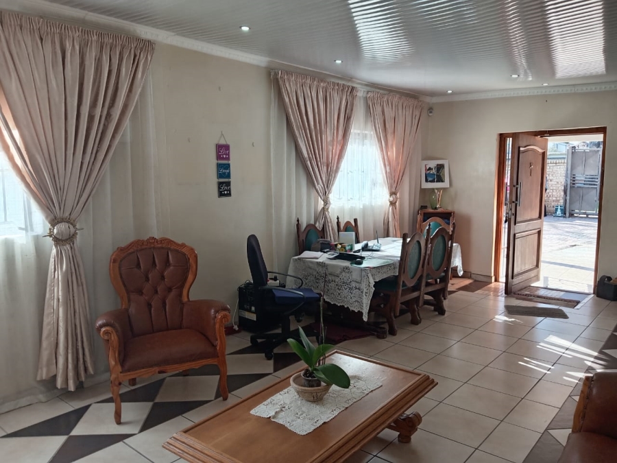 5 Bedroom Property for Sale in Witpoortjie Gauteng