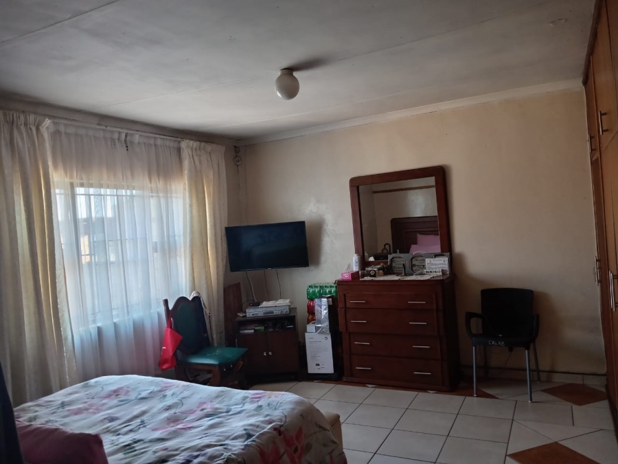 5 Bedroom Property for Sale in Witpoortjie Gauteng