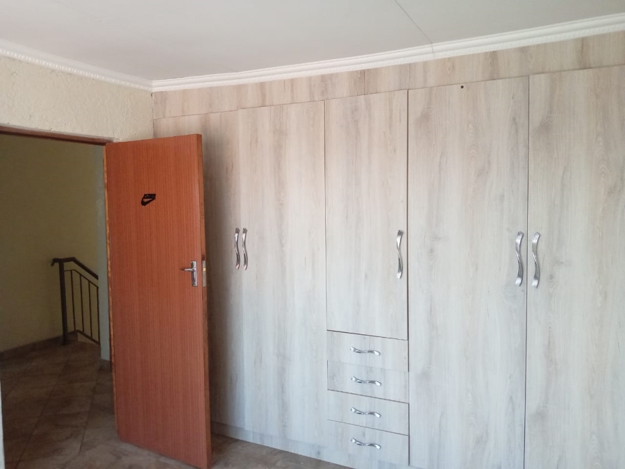 5 Bedroom Property for Sale in Witpoortjie Gauteng