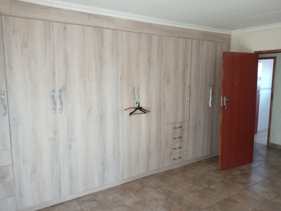 5 Bedroom Property for Sale in Witpoortjie Gauteng