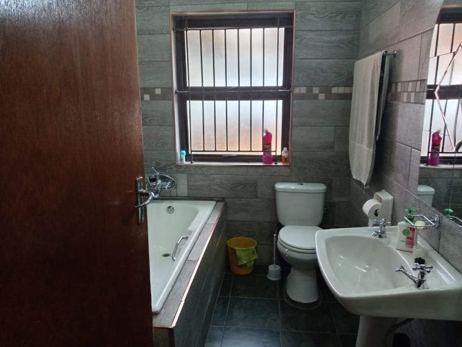 5 Bedroom Property for Sale in Witpoortjie Gauteng