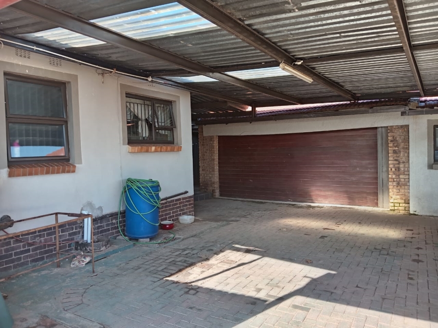 5 Bedroom Property for Sale in Witpoortjie Gauteng
