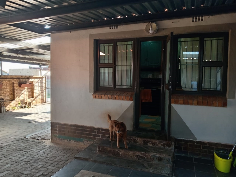 5 Bedroom Property for Sale in Witpoortjie Gauteng