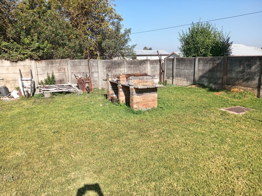 5 Bedroom Property for Sale in Witpoortjie Gauteng