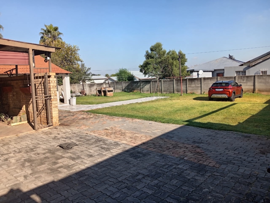 5 Bedroom Property for Sale in Witpoortjie Gauteng