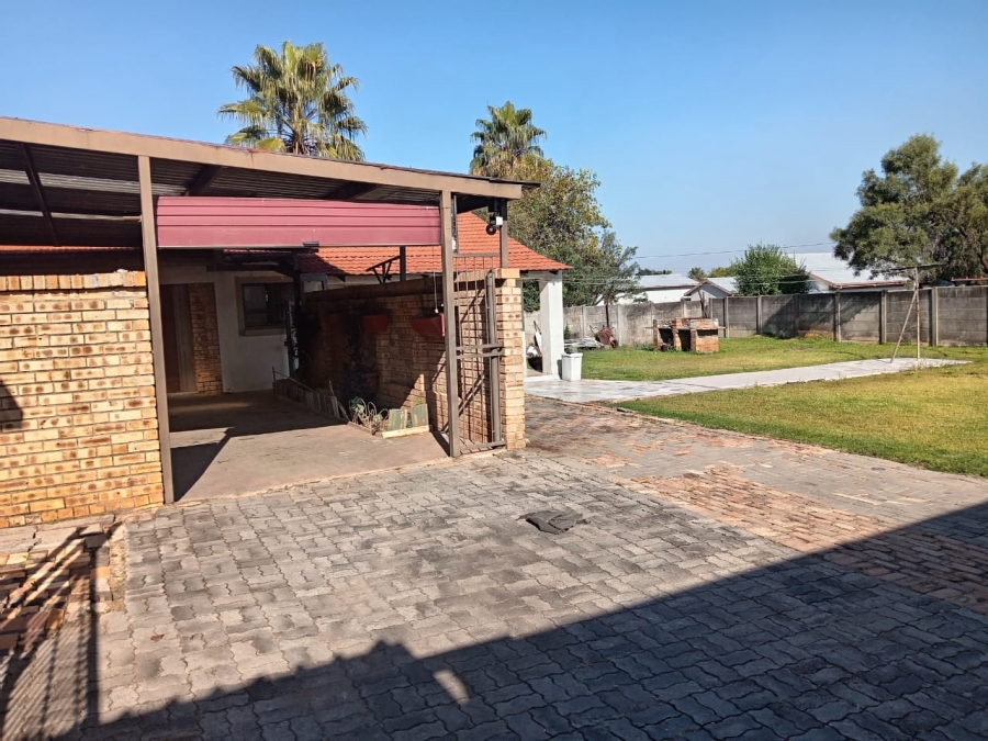 5 Bedroom Property for Sale in Witpoortjie Gauteng