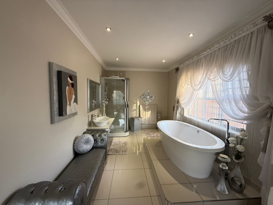 5 Bedroom Property for Sale in Blue Saddle Ranches Gauteng
