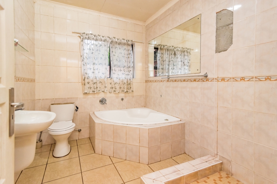 4 Bedroom Property for Sale in Kloofendal Gauteng