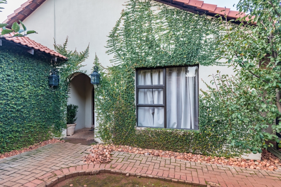 4 Bedroom Property for Sale in Kloofendal Gauteng